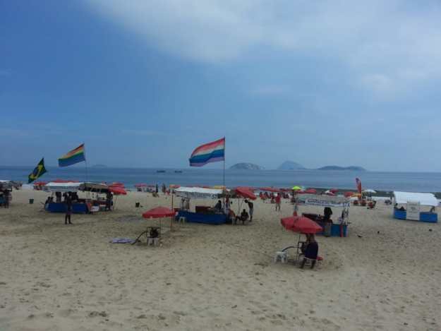 praia ipanema bandeira lgbt banhistas areia mar